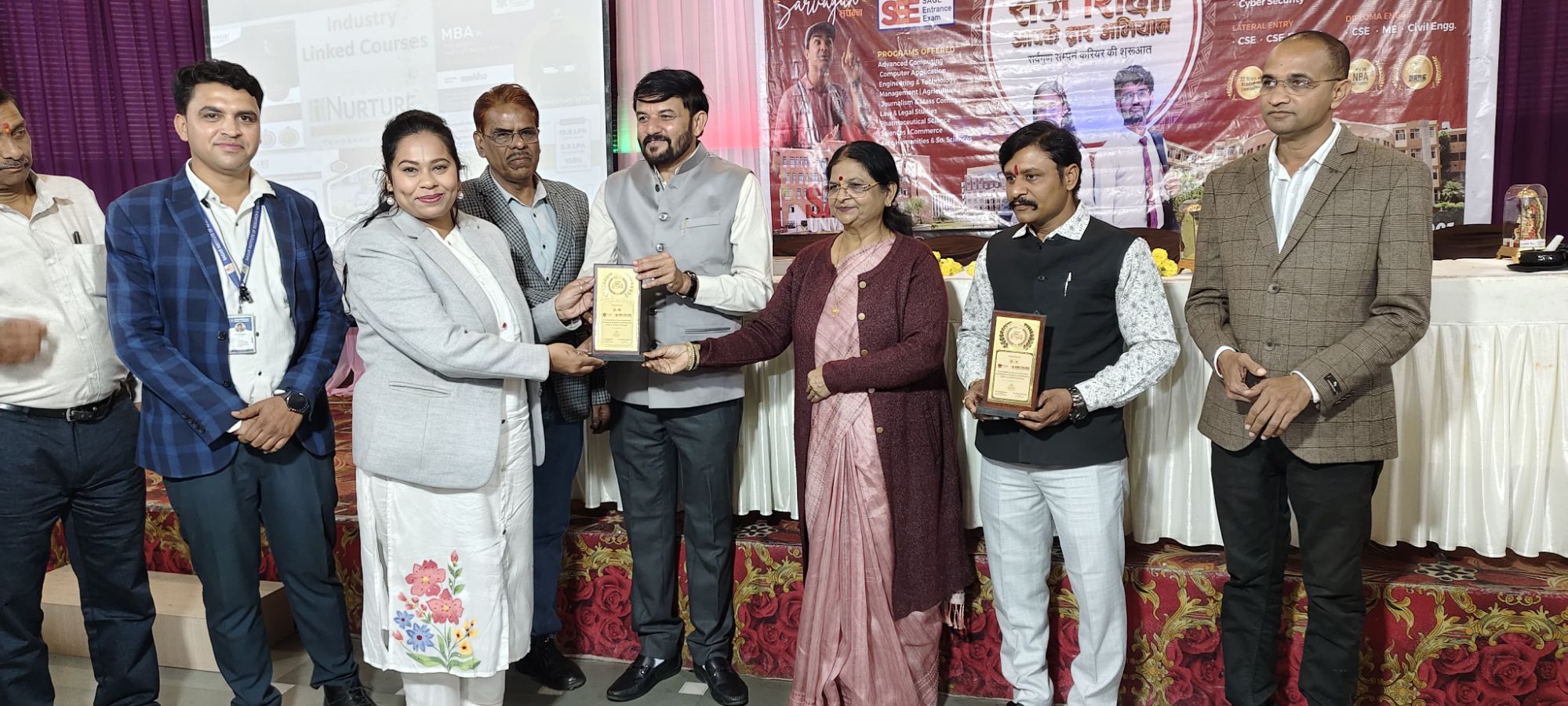 सागर में सेज ग्रुप का सम्मान समारोह, विद्यार्थियों और शिक्षकों को किया सम्मानित